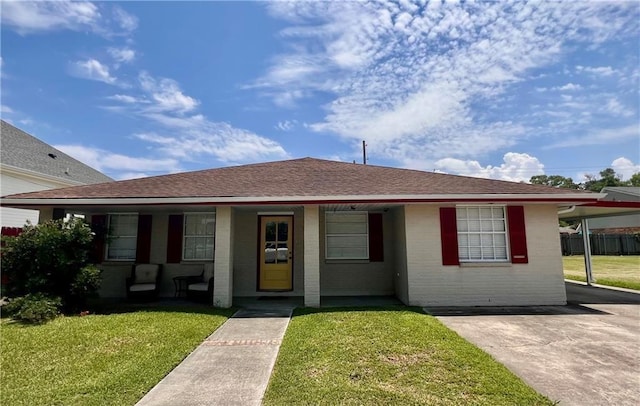 view of front facade featuring a front yard