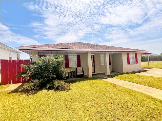 view of front of property featuring a front lawn