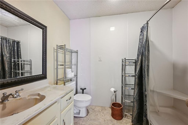 bathroom featuring a shower with curtain, vanity, a textured ceiling, and toilet