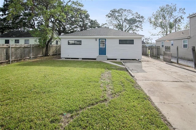 view of front of property featuring a front lawn