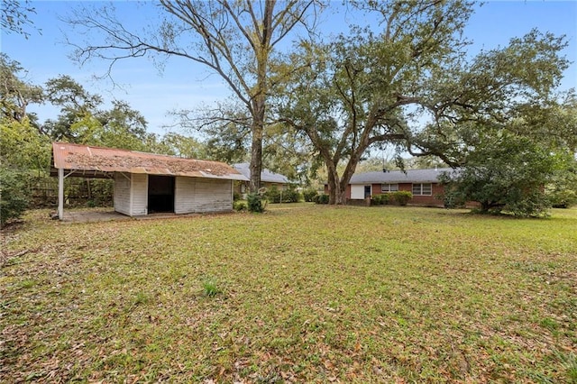 view of yard featuring an outdoor structure