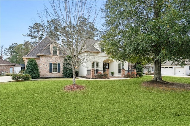 view of front of house featuring a front lawn