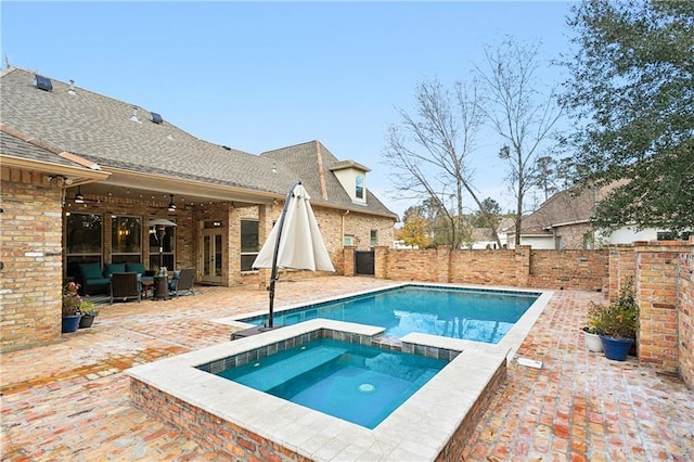 view of pool with outdoor lounge area, an in ground hot tub, ceiling fan, and a patio