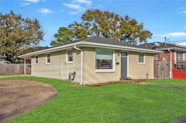 view of front of home featuring a front yard