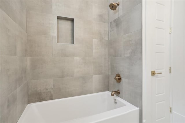 bathroom featuring tiled shower / bath combo