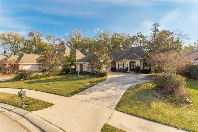 single story home featuring a front lawn