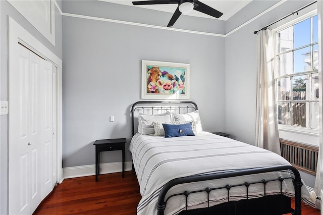 bedroom featuring ceiling fan, dark hardwood / wood-style floors, and a closet