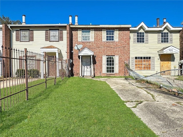 townhome / multi-family property featuring a front yard