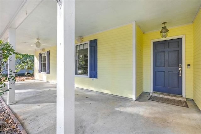 property entrance with covered porch and ceiling fan