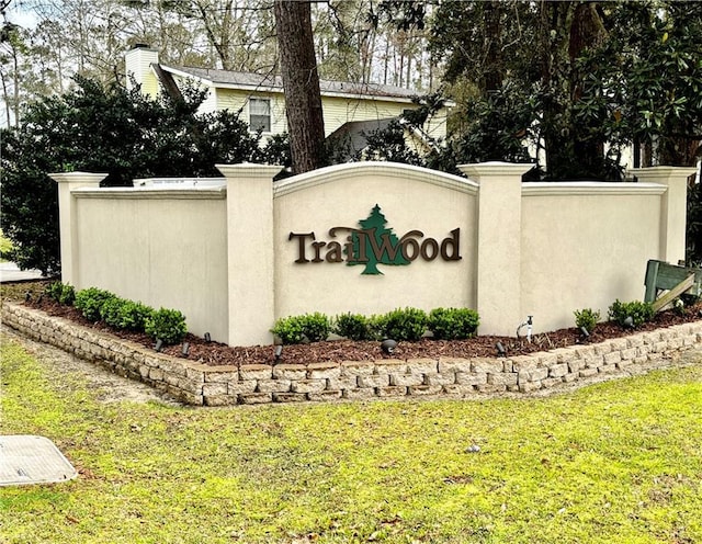 community / neighborhood sign featuring a yard