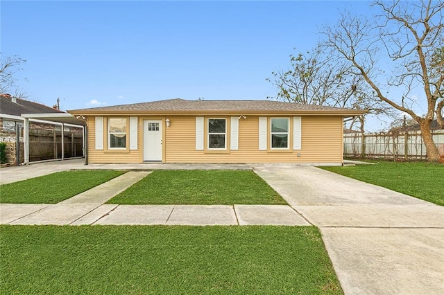 view of front of home featuring a front lawn and a carport