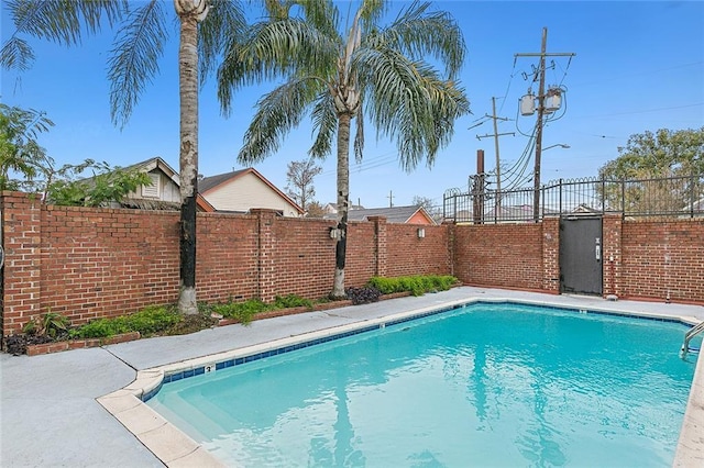 view of swimming pool