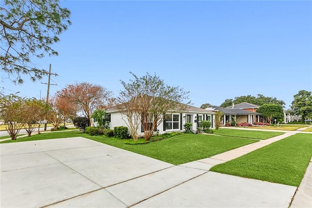 ranch-style house featuring a front lawn