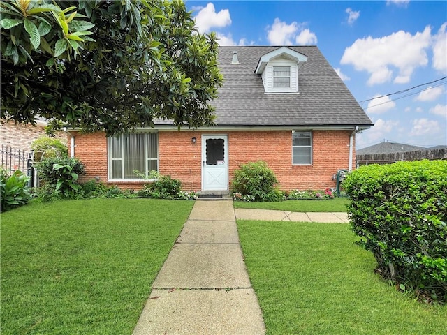 view of front facade with a front yard