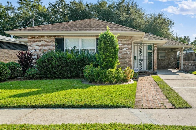 view of front of house with a front lawn