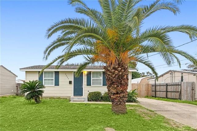 view of front of property with a front lawn