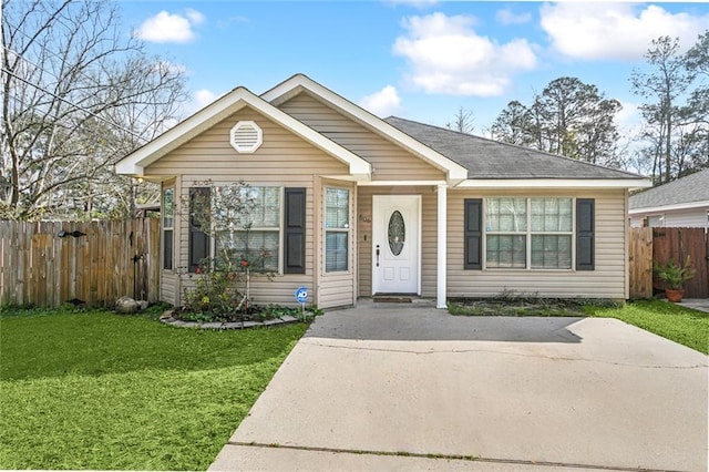 view of front of property with a front yard