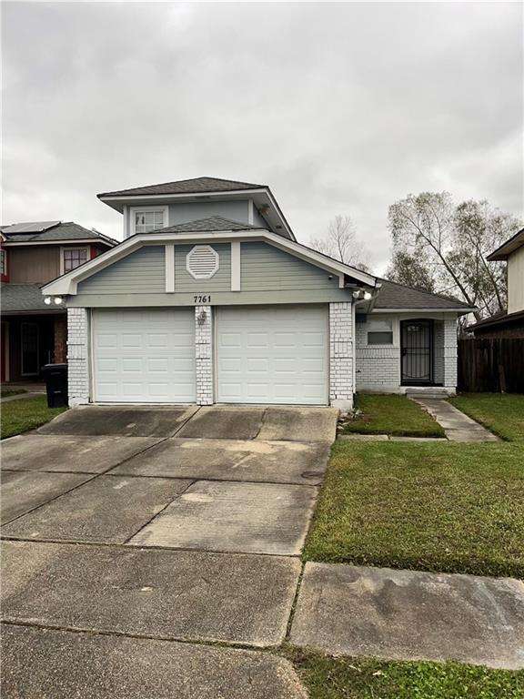 view of front of home featuring a front lawn and a garage