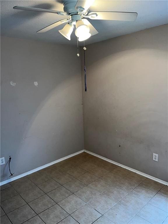 empty room featuring ceiling fan