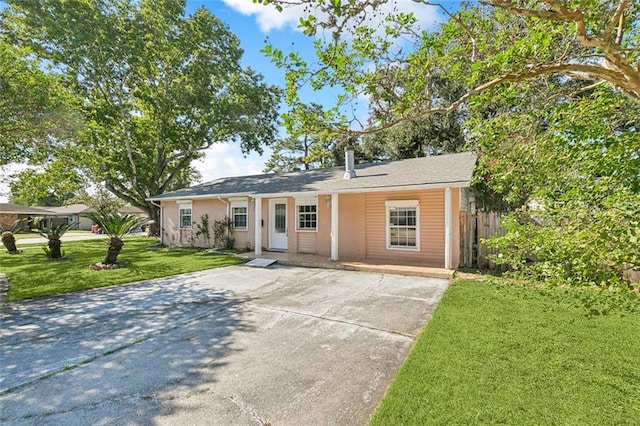 ranch-style house featuring a front lawn