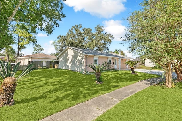 view of front facade featuring a front lawn