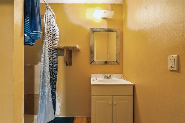 bathroom featuring a shower with shower curtain and vanity