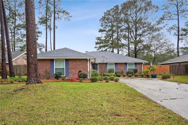 single story home with a front yard