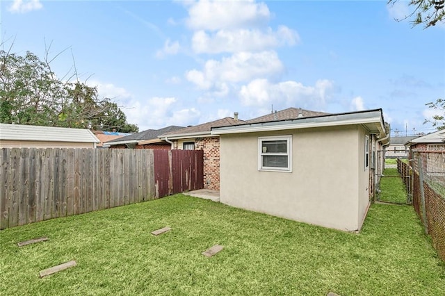 back of house featuring a lawn