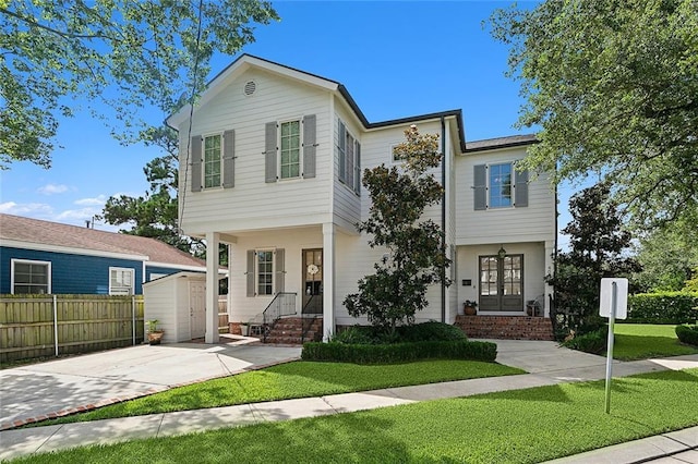 view of front of property featuring a front lawn