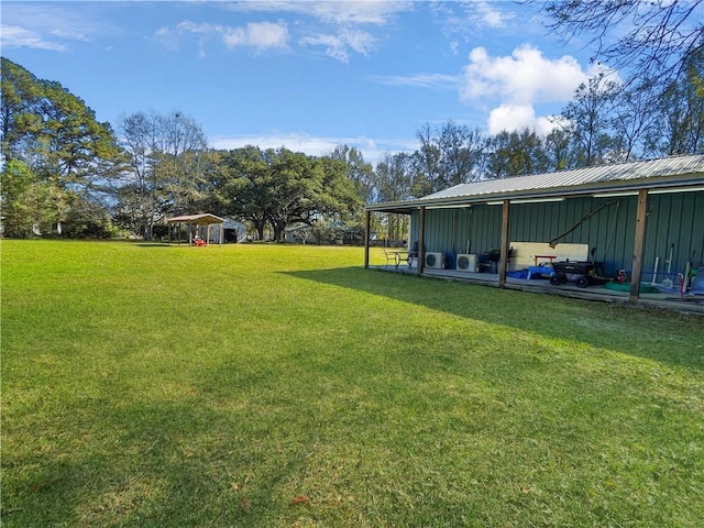 view of yard featuring an outbuilding