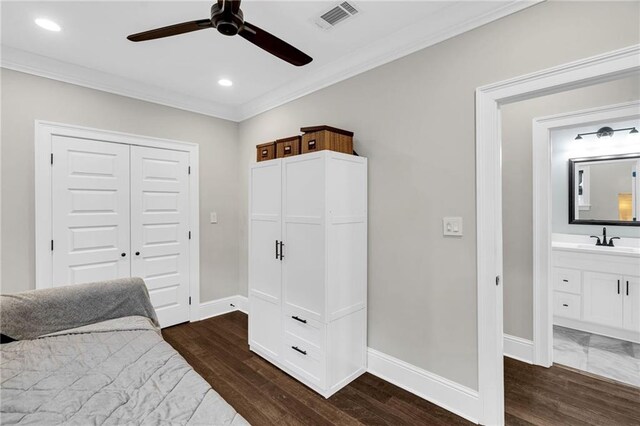 bedroom featuring sink, crown molding, dark wood-type flooring, and ceiling fan