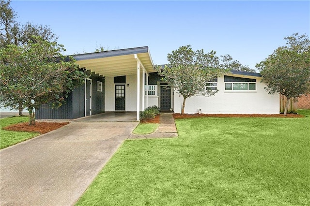 view of front facade featuring a carport and a front lawn