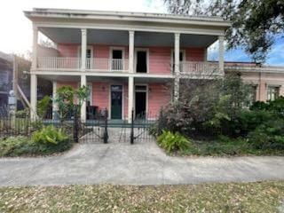 view of front of property featuring a balcony