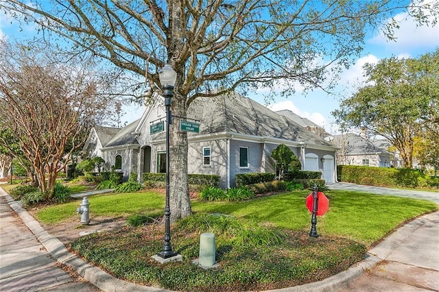 view of front of home featuring a front lawn and a garage