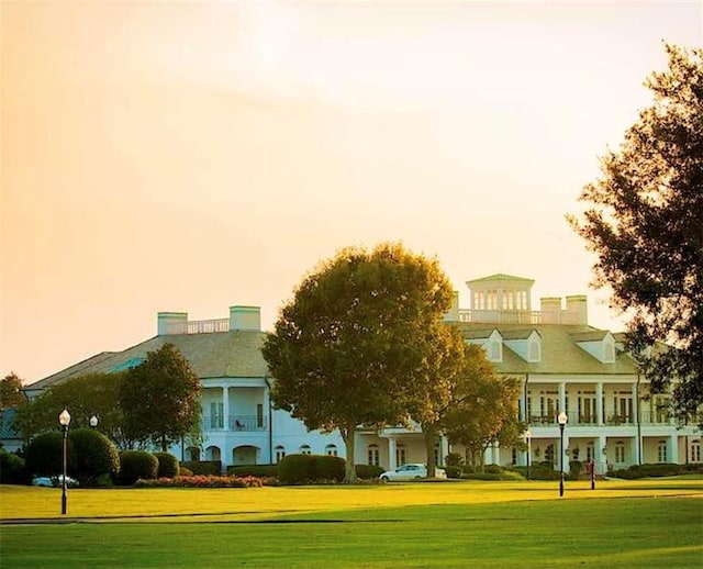 view of front of house featuring a lawn