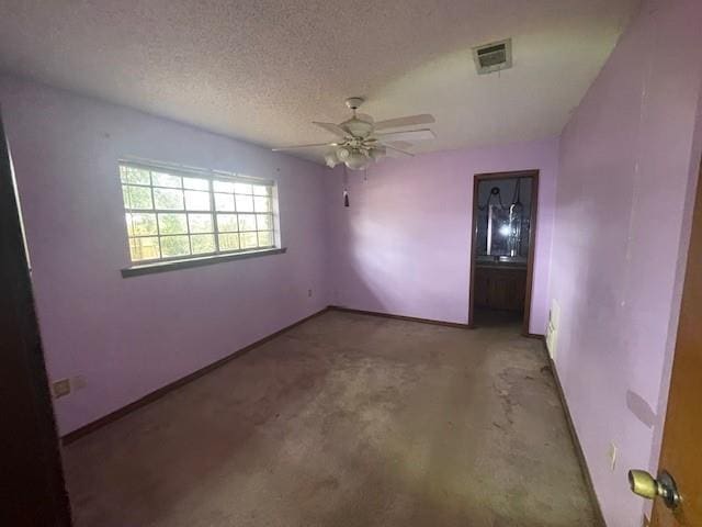 unfurnished room featuring ceiling fan and a textured ceiling