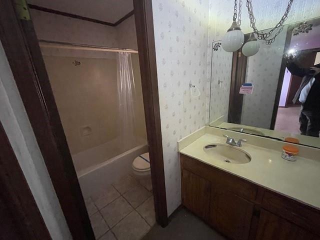 full bathroom with vanity, an inviting chandelier, tile patterned floors, toilet, and shower / bath combo with shower curtain