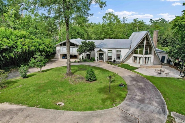 view of front of home featuring a front lawn