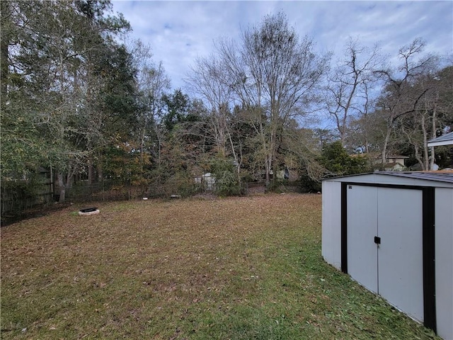 view of yard featuring a storage shed