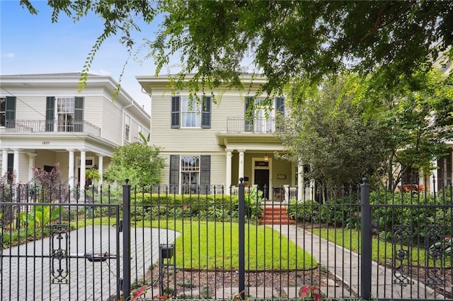 view of front of property featuring a front yard