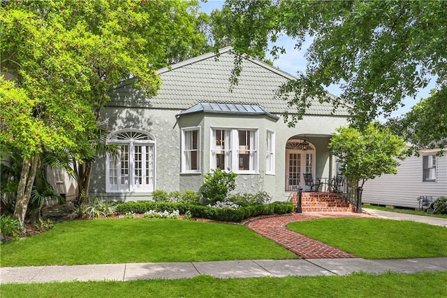 view of front facade with a front yard