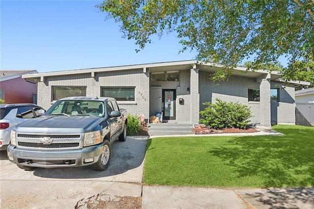 view of front of house with a front yard