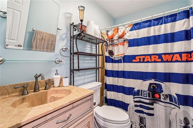 bathroom with a shower with shower curtain, vanity, and toilet