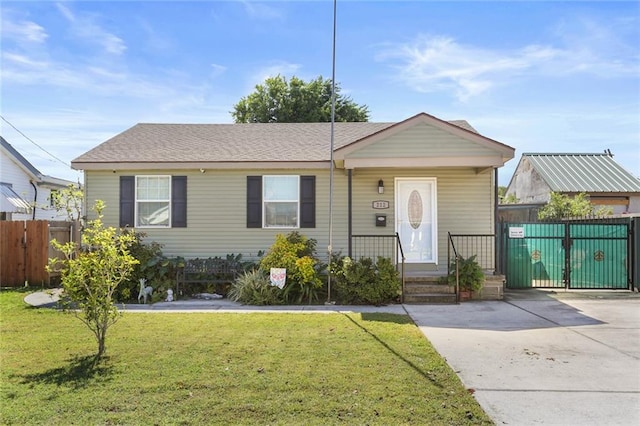 view of front of house featuring a front yard