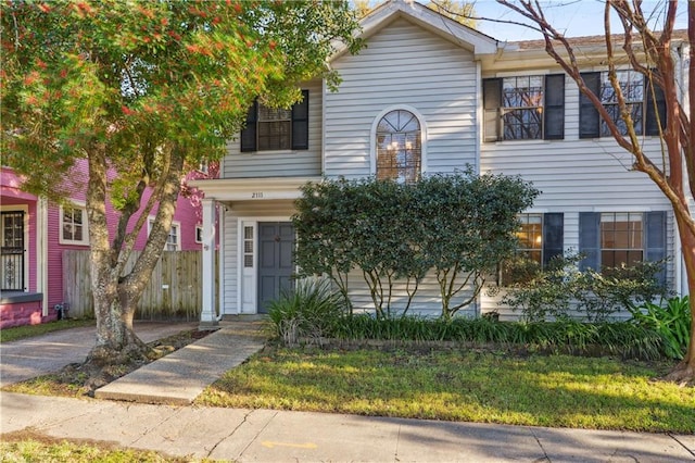 view of front of property with a front lawn