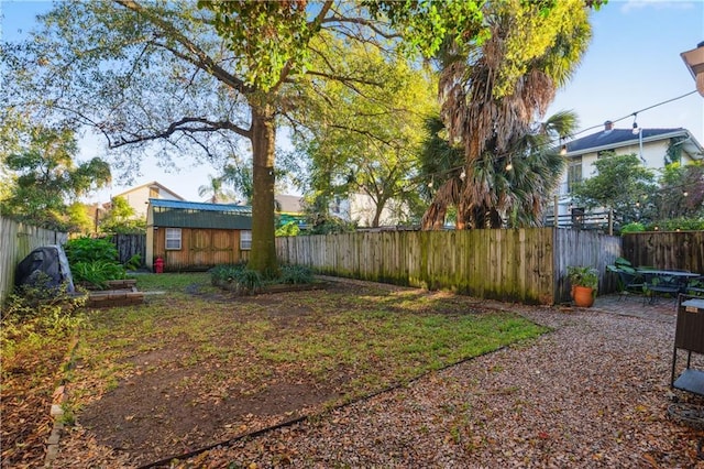 view of yard featuring an outdoor structure