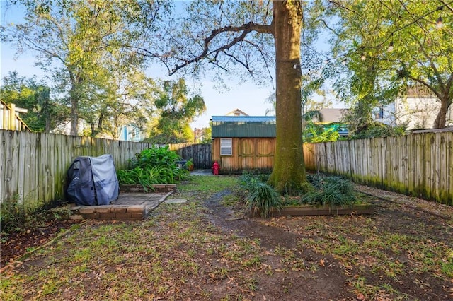 view of yard featuring an outdoor structure