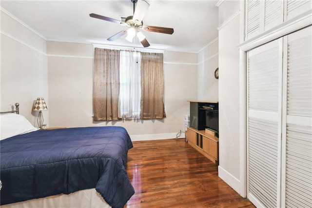 bedroom with ceiling fan, dark hardwood / wood-style flooring, a closet, and crown molding