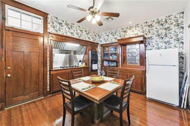 dining space with dark wood-type flooring and ceiling fan