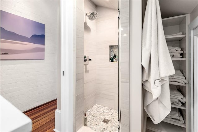 bathroom featuring a tile shower